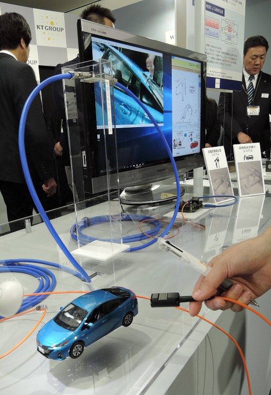 遠隔地の工場へ破損箇所の鮮明な情報を送ることができる超小型4Kカメラ(手前)