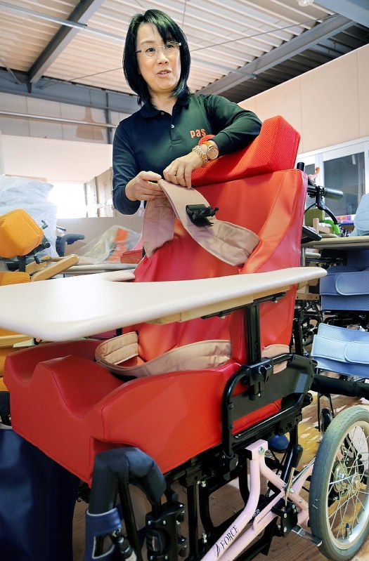 一人ひとりの特徴に合わせた車椅子を製作している作業療法士の野村寿子さん=三村政司撮影