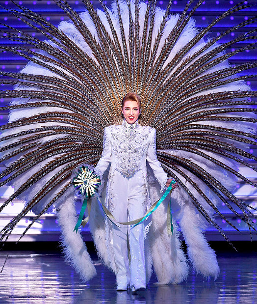 宝塚歌劇団：数字で探る 輝き続けるタカラヅカの魅力 | 毎日新聞