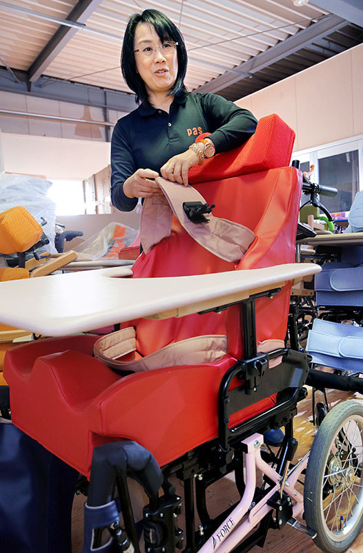 一人一人の特徴に合わせた車椅子を製作している野村寿子さん=大阪府箕面市で2017年4月、三村政司撮影
