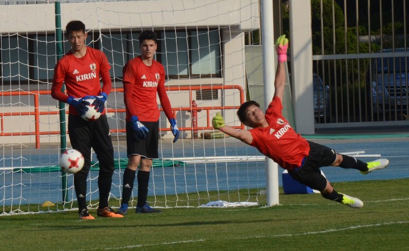 サッカーのU20日本代表で練習に励む(左から)波多野、山口、小島のGK3人=大谷津統一撮影