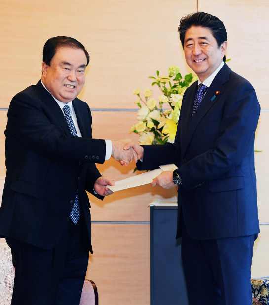 安倍首相：日韓、関係構築を優先 文大統領外交特使と会談 | 毎日新聞