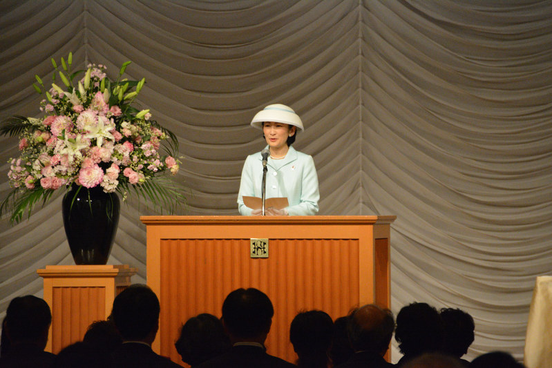 あいさつされる秋篠宮妃紀子さま=札幌市中央区で