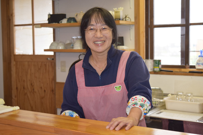 「たろうの浜小屋」の調理場に立つ紙田和代さん=宮古市田老野原で