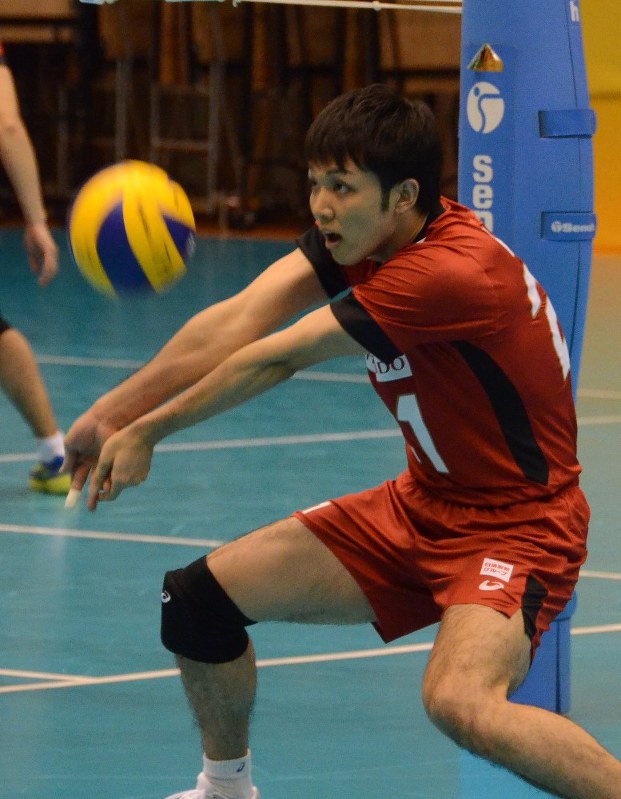 バレーボール男子の日本代表合宿で練習に励む藤井=東京都北区の味の素ナショナルトレーニングセンターで2017年5月15日、小林悠太撮影