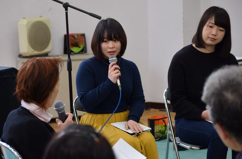 東北出身の友人とともに被災体験を語る須藤成美さん(中央)=東京都日野市で