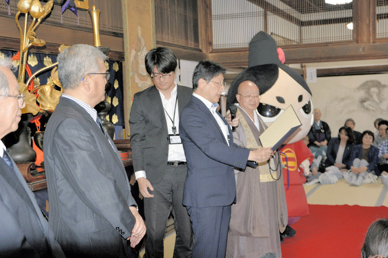 今川義元の復権宣言をする田辺信宏市長(中央)=静岡市葵区大岩町の臨済寺で2017年5月19日午後3時56分、長谷川隆撮影