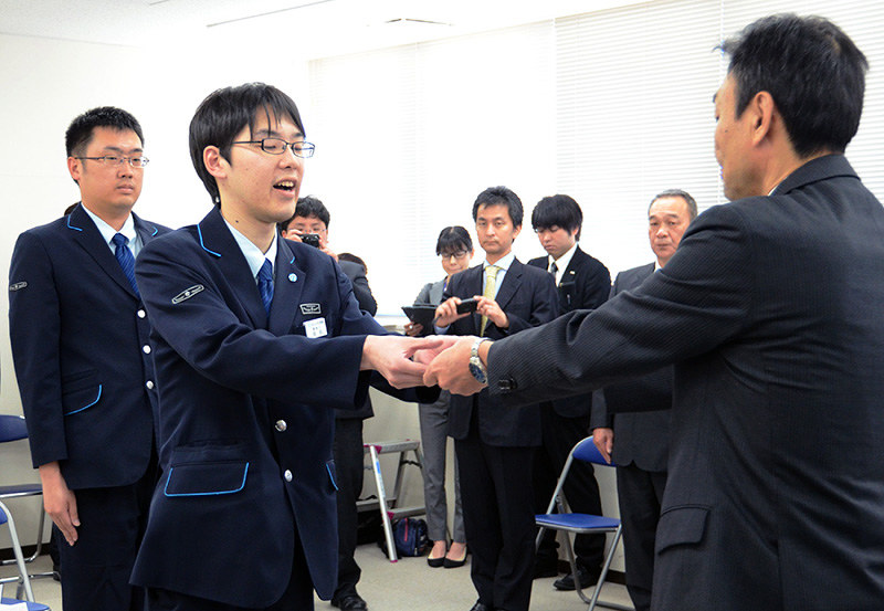 ｉｒいしかわ鉄道 生え抜き運転士 誕生 佐伯さん 松崎さん 石川 毎日新聞
