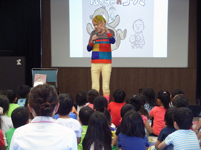 読み聞かせ後に保育園児らと語る志茂田景樹さん=大阪市旭区で、田中謙吉撮影