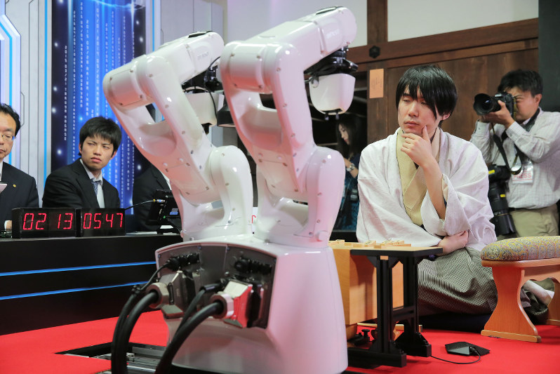 第2期電王戦第2局で、将棋ソフト「PONANZA」に敗れた佐藤天彦名人=兵庫県姫路市の姫路城で2017年5月20日午後7時43分、三村政司撮影
