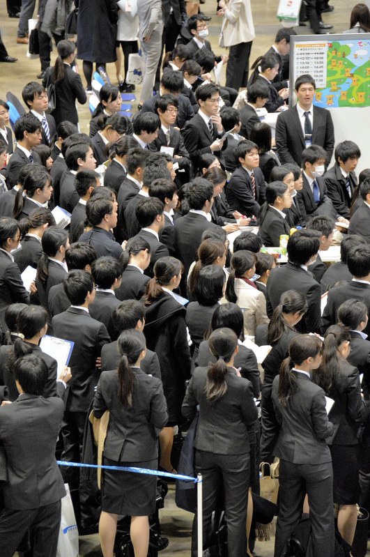合同企業説明会に参加した就職活動中の学生ら=千葉市美浜区で3月