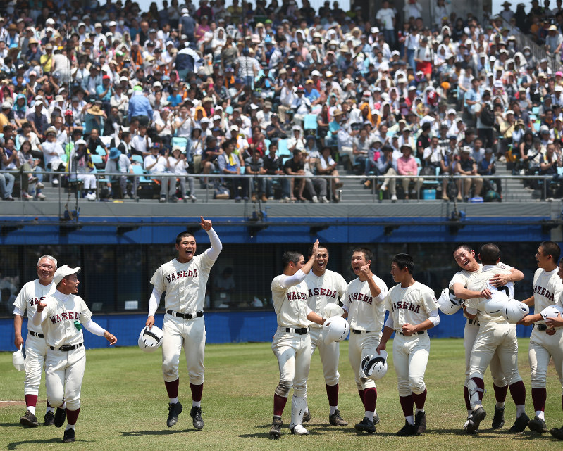 延長戦を制し、試合後、スタンドに笑顔を向ける早稲田実・清宮(左から3人目)。左端は和泉監督=ひたちなか市民球場で21日、小出洋平撮影