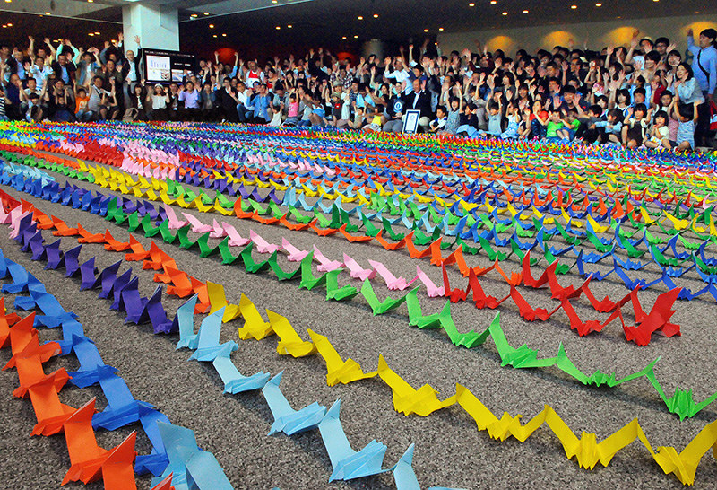 折り紙 長 い 鎖 ５５１０羽 世界記録更新 日野 滋賀 毎日新聞