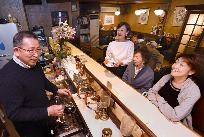 喫茶トップ 映画 探偵はｂａｒにいる 撮影舞台 名喫茶 長いお別れ 札幌 ススキノで半世紀 今月閉店 毎日新聞