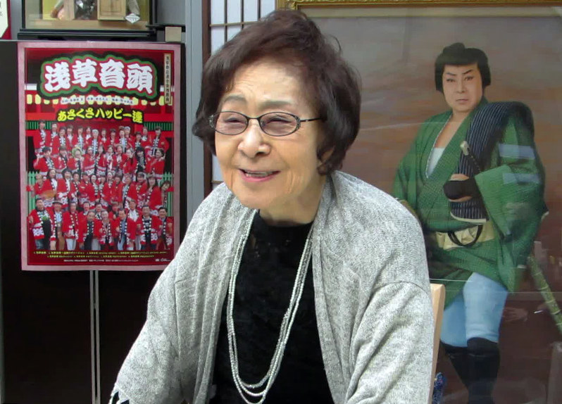 東京・浅草の事務所で「女剣劇ブーム」について語る浅香光代さん=映画のワンシーンより、森零さん提供
