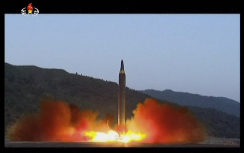 2017年5月15日に北朝鮮のKRTが放映した中型弾道ロケット弾の映像から=AP