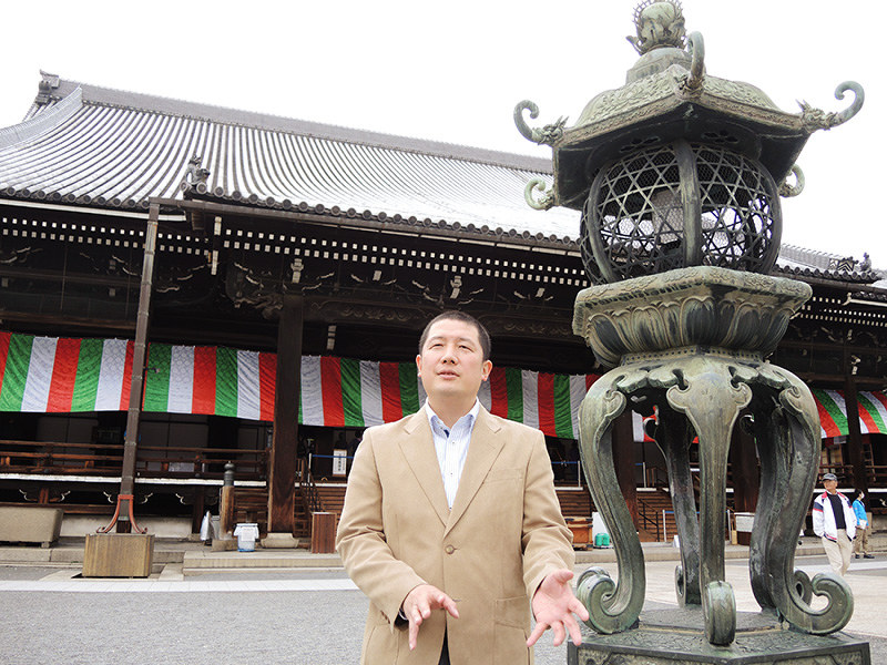 NPO代表・浄土真宗本願寺派僧侶の竹本了悟さん=京都市下京区の西本願寺で、玉木達也撮影