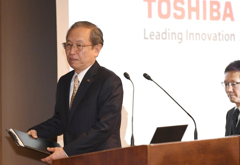 2017年3月期の業績見通しについての記者会見に臨む東芝の綱川智社長=2017年5月15日、丸山博撮影