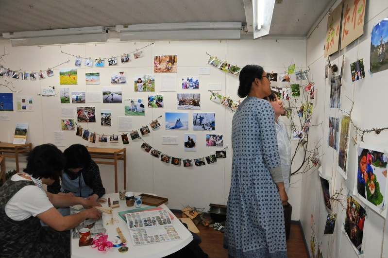 自然の中で生き生きとした表情を見せる子どもたちの写真が並ぶ写真展