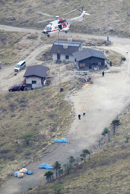 長野・防災ヘリ墜落：機体を回収 原因究明へ | 毎日新聞