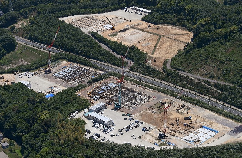 学校法人「加計学園」が開学予定の岡山理科大獣医学部の建設現場=愛媛県今治市で2017年5月18日、本社ヘリから久保玲撮影
