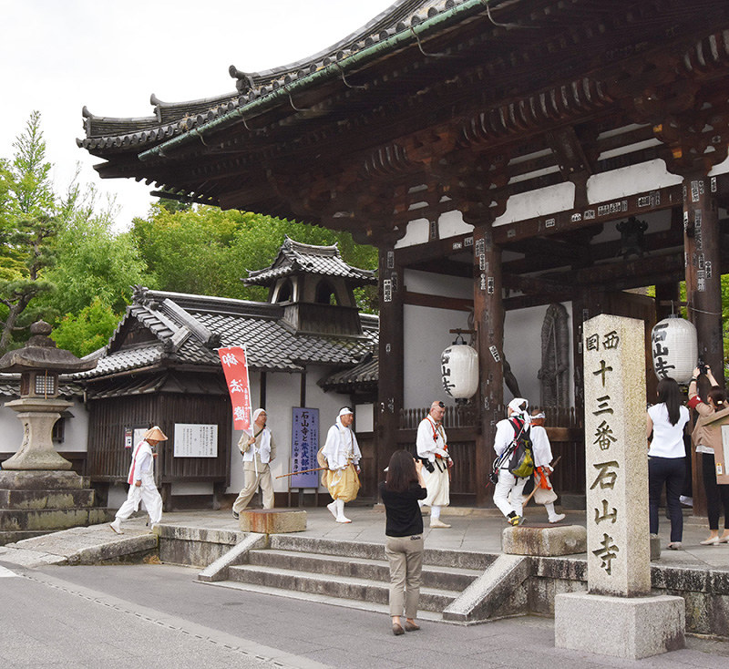 白装束を身に着け到着した徒歩巡礼の一行=大津市石山寺1の石山寺で、衛藤達生撮影