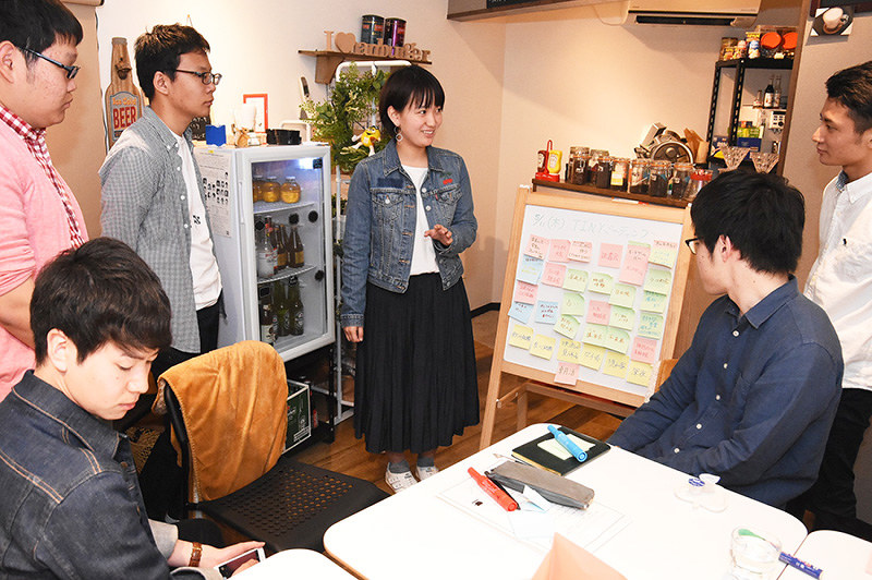 まちなかの飲食店に学生拠点をつくろうと打ち合わせを進める学生ワークショップのメンバーら=兵庫県三田市相生町で、粟飯原浩撮影