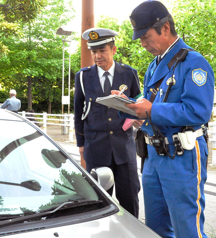 違法駐車取り締まり ルール守って野球観戦を 甲子園署 兵庫 毎日新聞
