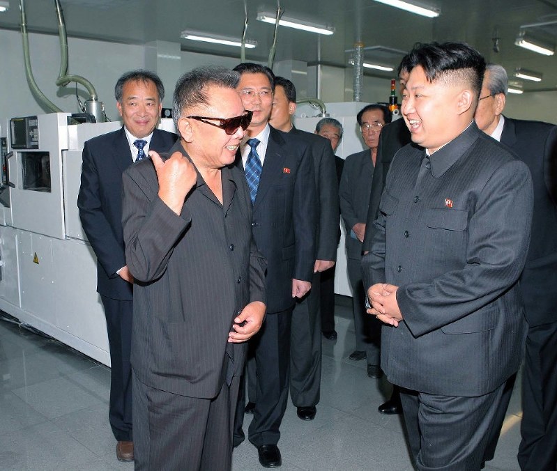 北朝鮮:金正日総書記死去 正恩氏、「王朝」後継へ 毎日新聞 北朝鮮:金正日総書記死去 正恩氏、「王朝」後継へ 毎日新聞