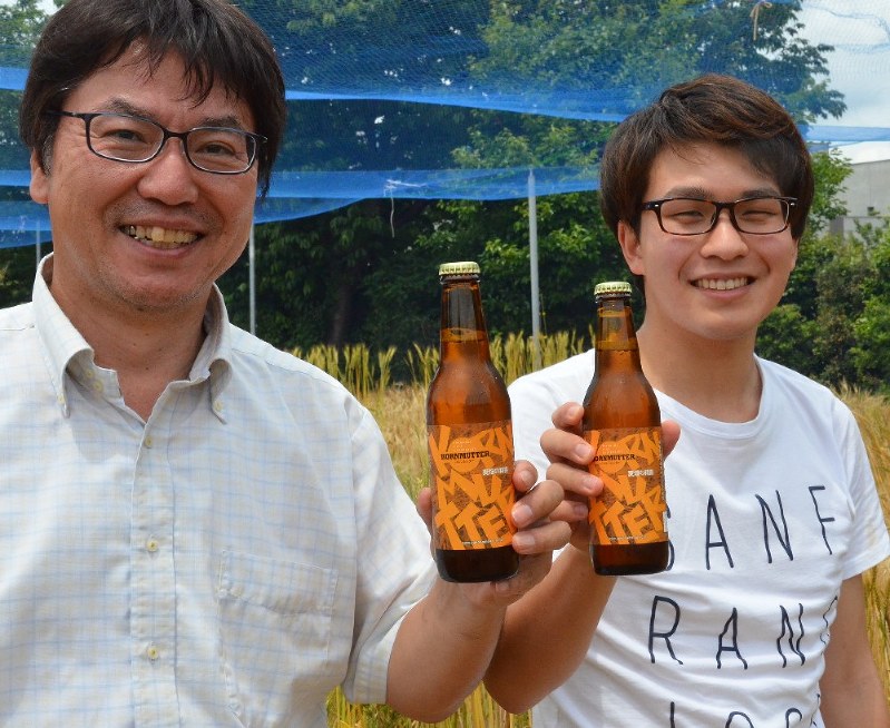学生と一緒に「コルンムッター」を作った坂教授=横浜市戸塚区で、杉山雄飛撮影
