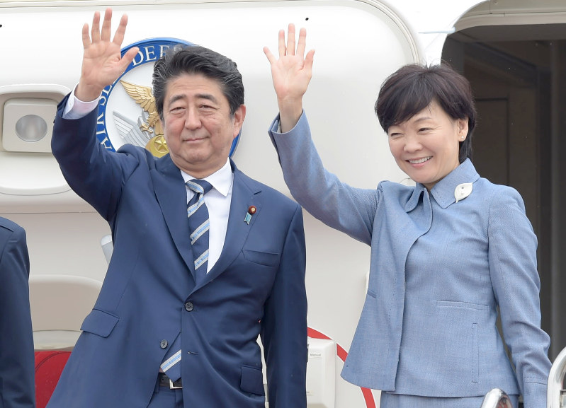 安倍首相：「率直な意見交換を」サミットへ出発 | 毎日新聞