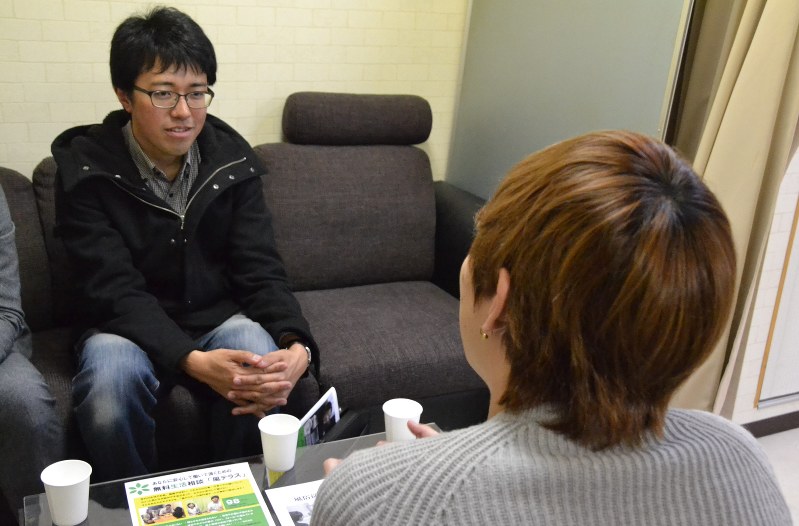 風俗業者の事務所で「風テラス」の取り組みについて説明する坂爪さん=新潟市で2017年3月、福島祥撮影