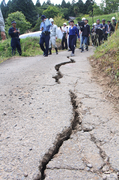 大分・地割れ：地下の地滑り誘因か 避難勧告の長期化も | 毎日新聞