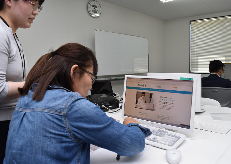 「ふくしま未来テレワークおらげ」のサイトに登録する説明会の参加者=広野町下浅見川で