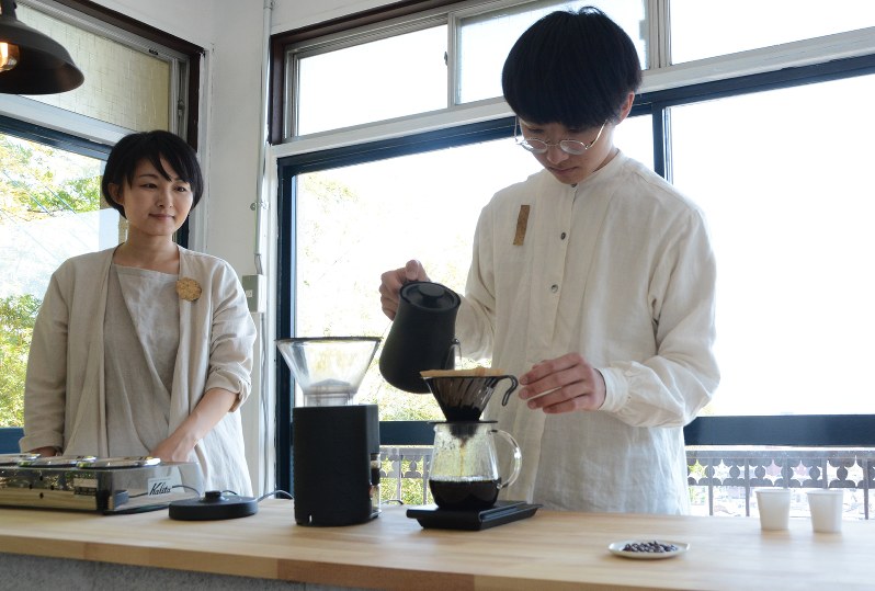 試飲用のコーヒーをいれる岩野響さん(右)。店のキャッチコピーは「ぼくができることから ぼくにしかできないことへ」。左は母久美子さん=群馬県桐生市小曽根町で2017年5月5日午後1時6分、山本有紀撮影