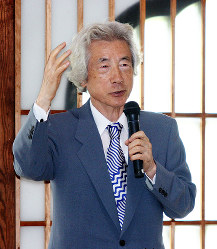 身ぶり手ぶりを交えて「改革」を訴える小泉純一郎元首相＝京都市左京区の永観堂禅林寺で、飼手勇介撮影