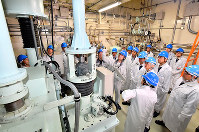 燃料をステンレス製の容器で密封する装置を視察するもんじゅ廃炉安全監視チームのメンバーら＝福井県敦賀市白木２の高速増殖原型炉もんじゅで（代表撮影）