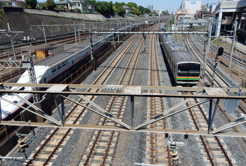 絶え間なく行き交う電車を間近で見られるのが魅力だ=東京都荒川区のJR日暮里駅近くの「トレインミュージアム」で、谷本仁美撮影