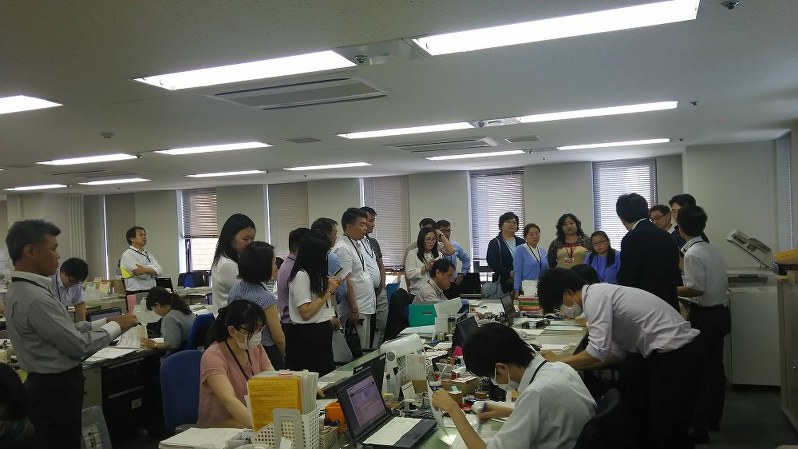 日本年金機構静岡事務センターで年金事務の説明を受けるモンゴル政府職員=23日、山下さん提供