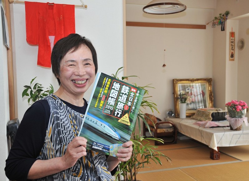すっきりと片付いた原圭子さんの部屋。知人の祖母が100歳で縫った赤いミニ着物がお守り代わりだ=滋賀県彦根市で