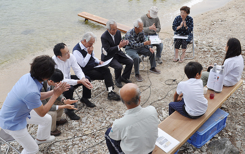 設置された橋板(中央上)の前で橋板談議をする「再生する会」の会員ら=大津市南比良で、塚原和俊撮影
