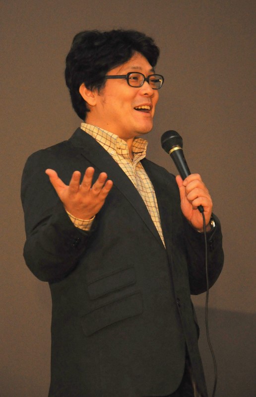 舞台あいさつをする小沼雄一監督