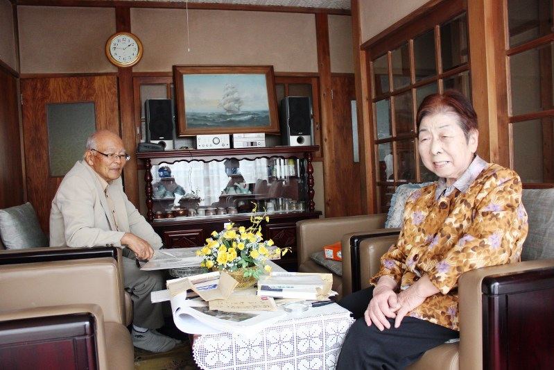 司馬遼太郎の思い出を語り合う永倉智恵子さん(右)と早乙女務さん=栃木県佐野市で2017年5月13日、栗原俊雄撮影