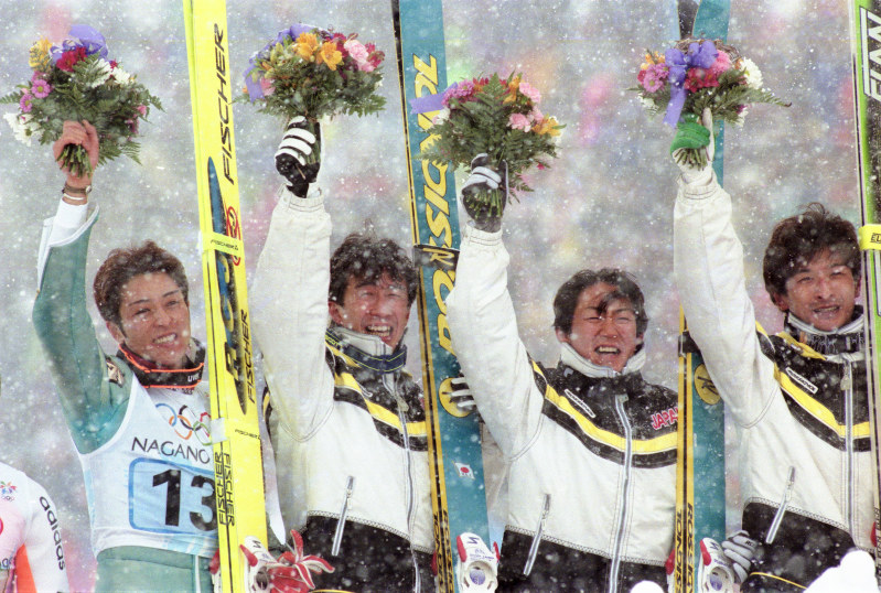 1998年長野冬季五輪ノルディックスキー・ジャンプ団体で優勝し、競技直後に白馬村の会場で開かれたフラワーセレモニーでブーケを贈られた(左から)船木和喜、原田雅彦、岡部孝信、斎藤浩哉=1998年2月17日、平野幸久撮影
