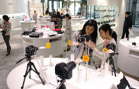 水滴に花を映し込んだ写真の撮影体験などが楽しめるキヤノンプラザ大阪＝大阪市北区の中之島フェスティバルター・ウエストで、大道寺峰子撮影