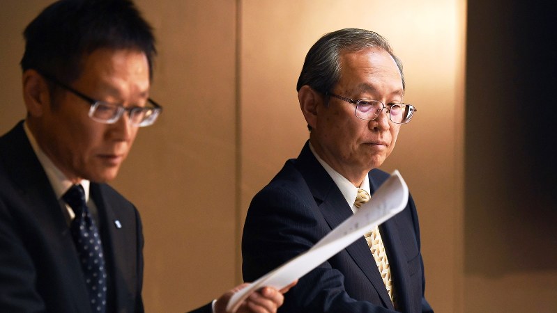 2017年3月期の業績見通しについて会見する東芝の綱川智社長(右)=2017年5月15日、丸山博撮影