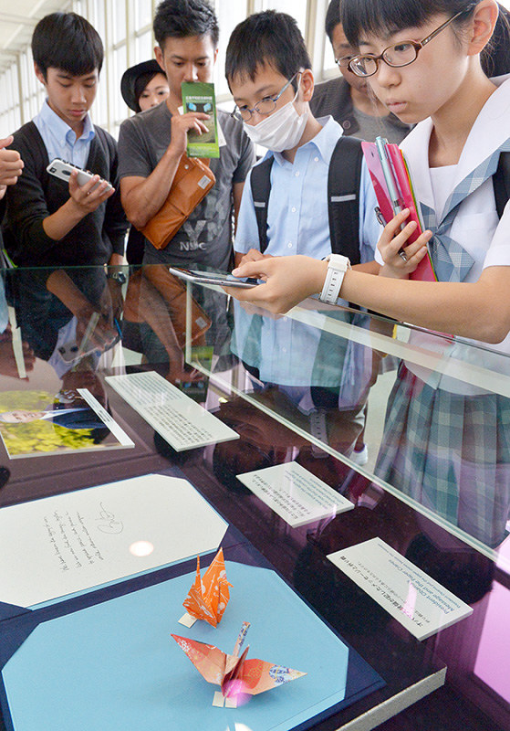 オバマ氏折り鶴 派遣 平和の使者 次はブダペストへ 原爆展 で展示 広島 毎日新聞