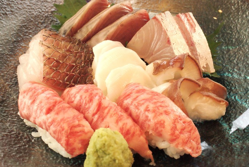 「お通し」(500円税別、以下同)が刺し身の盛り合わせという豪華さ。写真は3人前