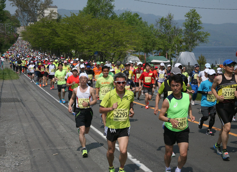 湖畔沿いを果敢に走る洞爺湖マラソンのランナーら