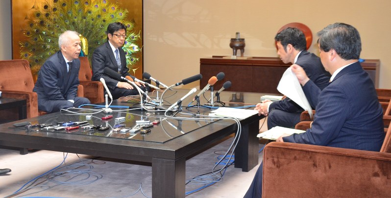 安全審査の申請書の内容変更を説明するため米山知事(右から2人目)を訪問した東電の広瀬社長(左)=新潟市中央区の県庁で